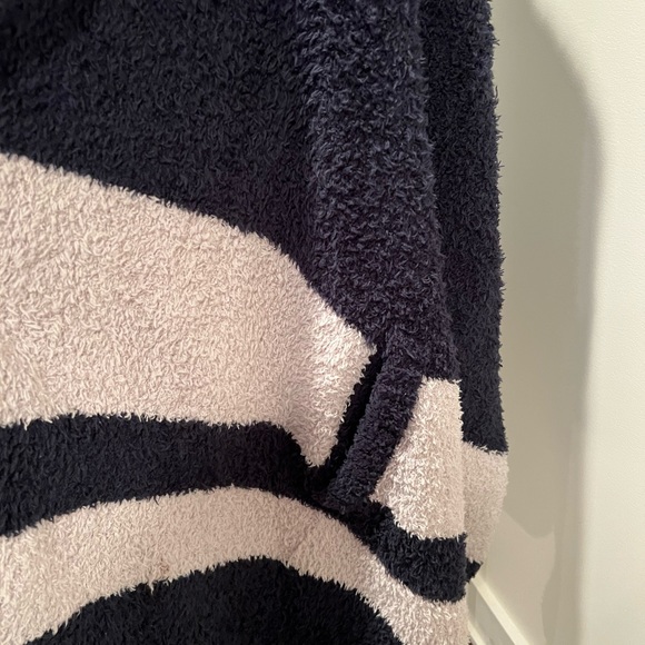 Barefoot Dreams shawl - Picture 5 of 6